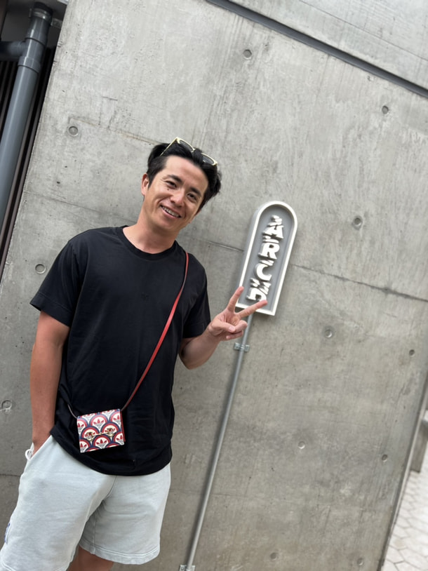 ARCHの入口サインの前に立つ藤森慎吾さん