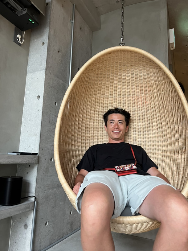 ARCH客室のハンギングチェアでくつろぐ藤森慎吾さん
