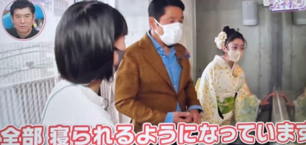 放送画面。ARCHの館内をご覧になる出演者の皆さんと「全部 寝られるようになっています」のテロップ