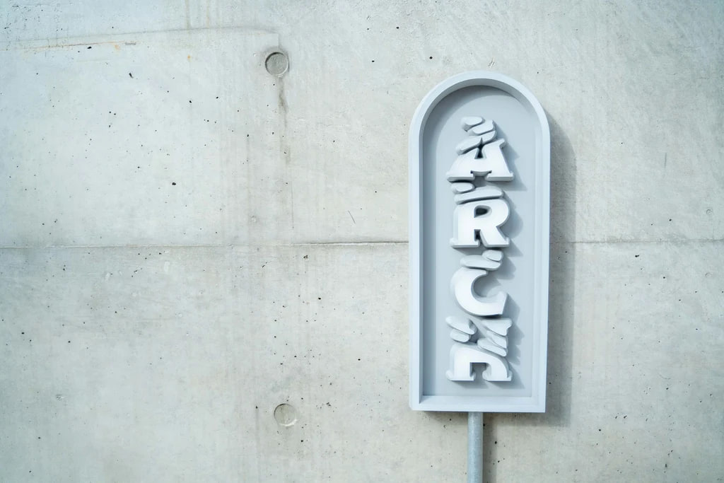 神楽坂の外壁に取り付けられたARCHのサイン（SAUNA TRAVEL記事内カット）